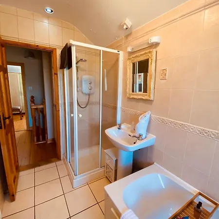 Cosy 3 Bedroom Townhouse With Wood Pellet Stove! Holiday home *