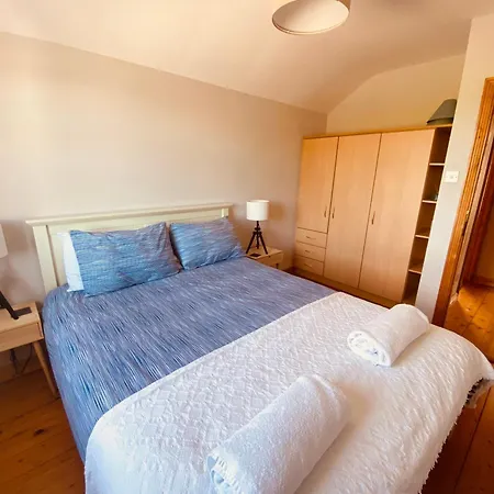 Cosy 3 Bedroom Townhouse With Wood Pellet Stove!