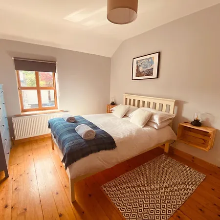 Cosy 3 Bedroom Townhouse With Wood Pellet Stove! *