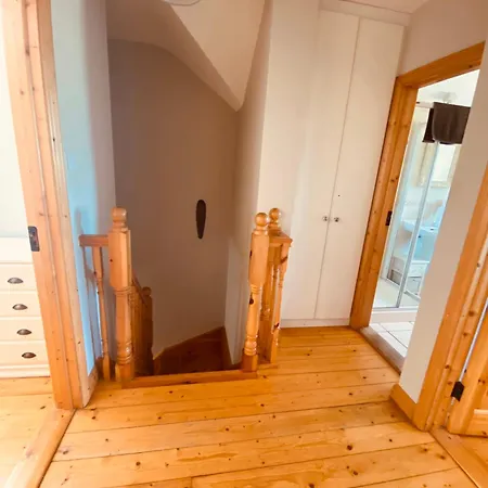 Cosy 3 Bedroom Townhouse With Wood Pellet Stove!