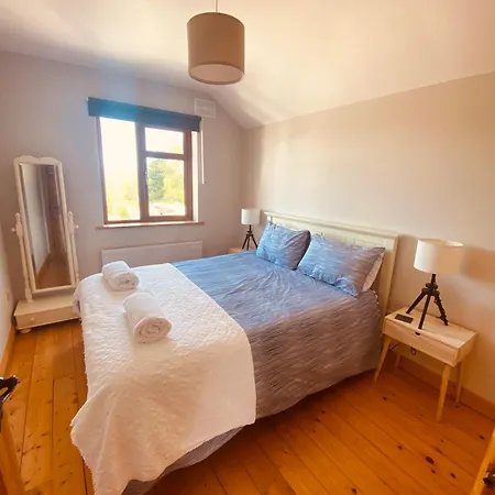 Semesterbostad Cosy 3 Bedroom Townhouse With Wood Pellet Stove! Foxford