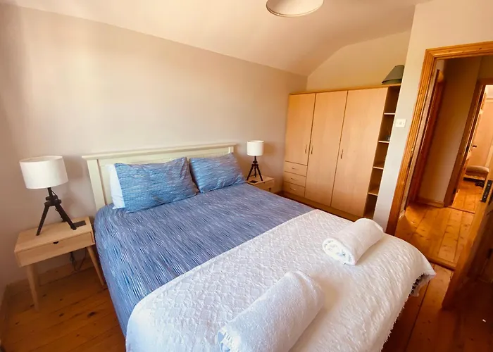 Cosy 3 Bedroom Townhouse With Wood Pellet Stove!