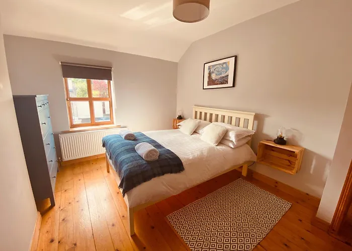 Cosy 3 Bedroom Townhouse With Wood Pellet Stove! *